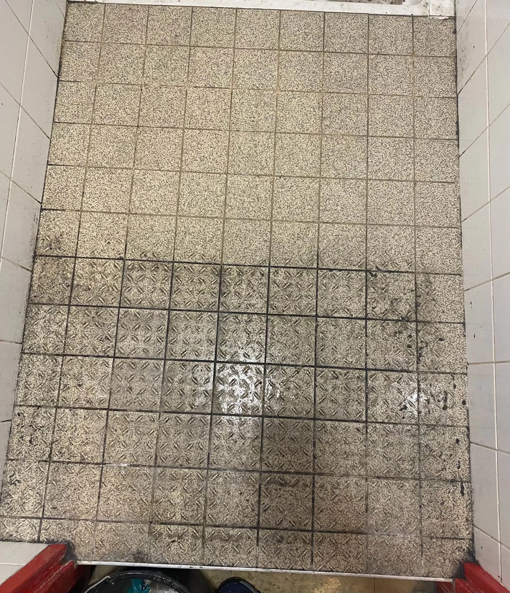 Avant: Nettoyage de sol de douche : avant et après